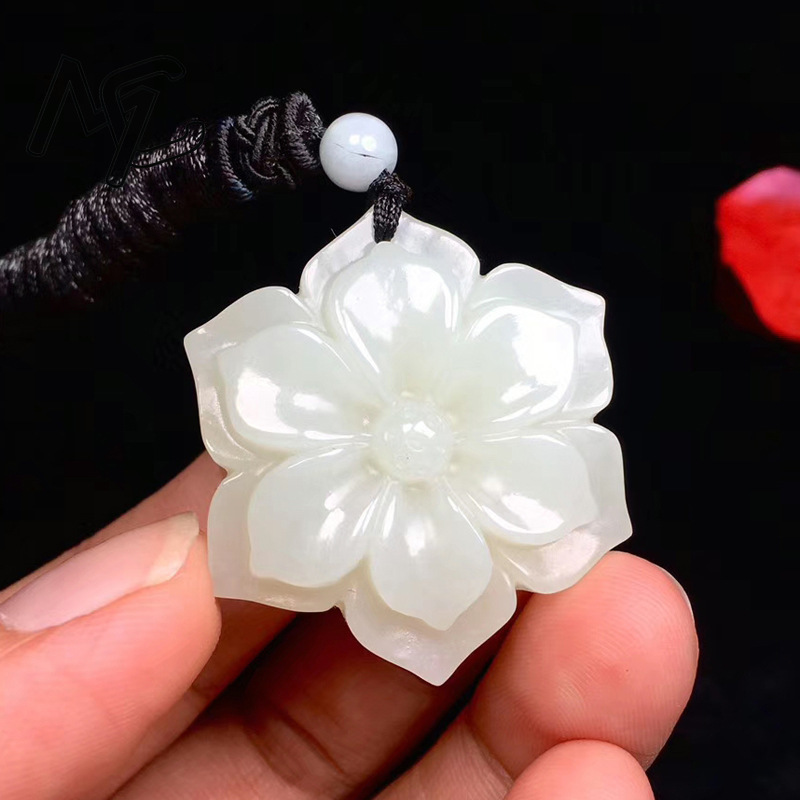 Jewelry & Watches Review - Ciondolo fiore pentagonale in giada bianca