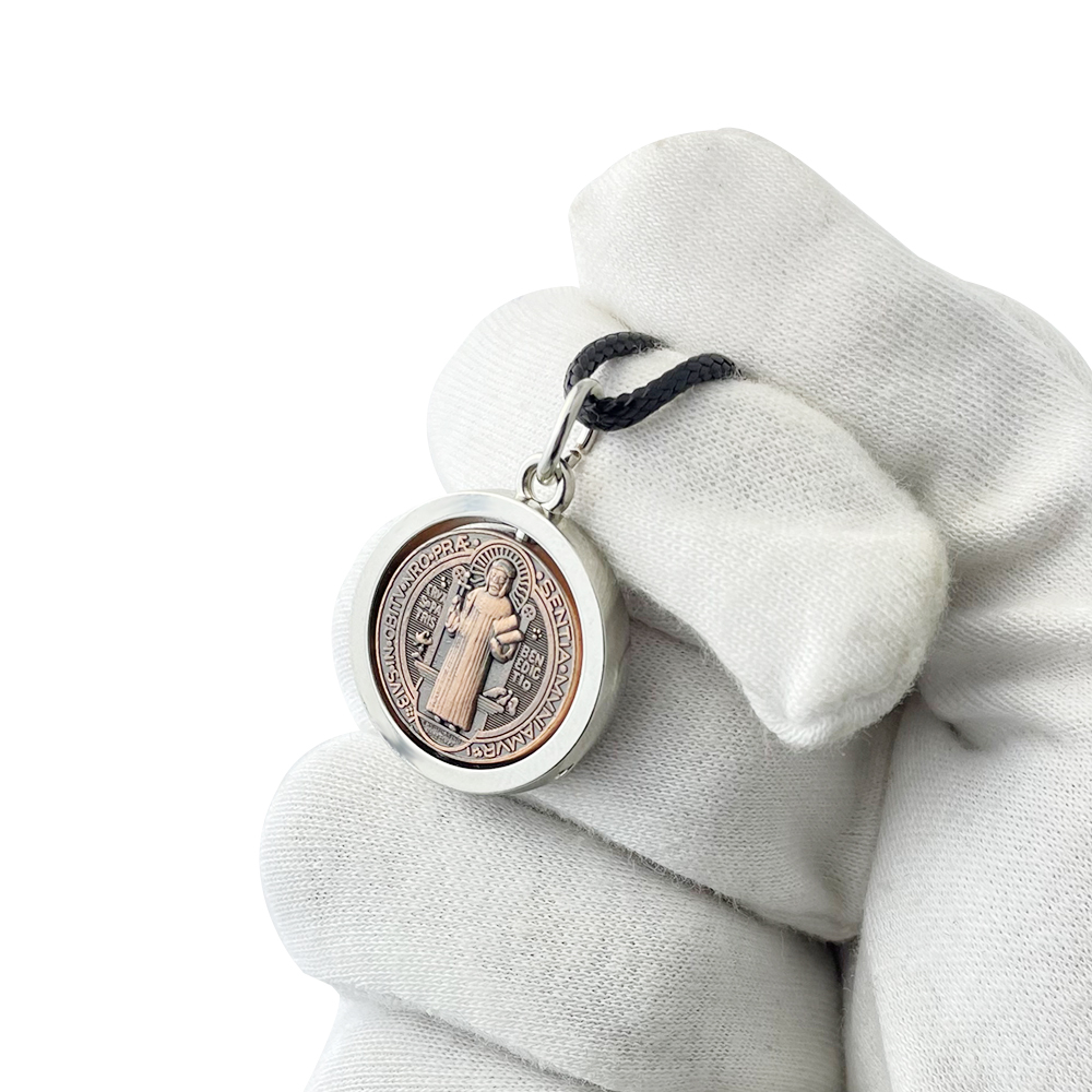 Nuova Collana con Medaglia di  - Jewelry & Watches Review recensione e prezzo