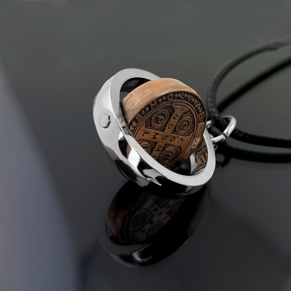 Nuova Collana con Medaglia di  - Jewelry & Watches Review recensione e prezzo