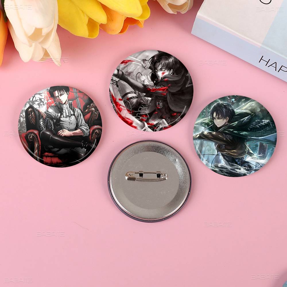 Spilla/Badge A-Attack On Titan - Levi Jewelry & Watches Inc recensione e prezzo